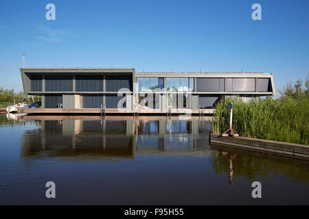 Alloggiamento dello sviluppo presso il lago di Neusiedl, Neusiedl am See, Burgenland, Austria. Vista esterna con waterside fogliame del lungolago contemporaneo sviluppo di alloggiamento a Neusiedl am See, Burgenland, Austria Foto Stock