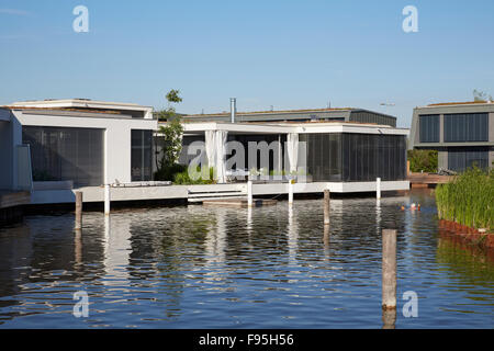 Alloggiamento dello sviluppo presso il lago di Neusiedl, Neusiedl am See, Burgenland, Austria. Vista sul lago del dipinto di bianco e completamente smaltati esterno delle unità con il contemporaneo sviluppo di alloggiamento a Neusiedl am See, Burgenland, Austria Foto Stock