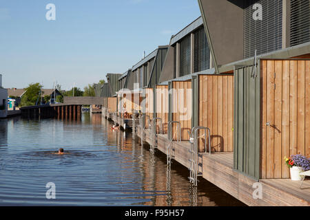 Alloggiamento dello sviluppo presso il lago di Neusiedl, Neusiedl am See, Burgenland, Austria. Il nuoto nel lago al contemporaneo sviluppo di alloggiamento a Neusiedl am See, Burgenland, Austria. Foto Stock