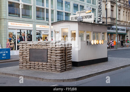 Il Checkpoint Charlie a Berlino, Germania. È stato il primo posto di frontiera tra Occidente e Oriente Berlino durante la Guerra Fredda. Foto Stock