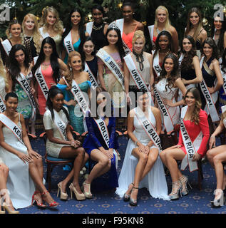 Magdeburg, Germania. Xiv Dic, 2015. La corrente Miss Intercontinental, Patraporn Wang (C) dalla Tailandia e i partecipanti nel 2015 Miss Intercontinental posano per una foto di gruppo durante un evento stampa in Magdeburg, Germania, 14 dicembre 2015. Un totale di 62 giovane donna sono in lizza per il titolo. La finale mondiale del terzo più grande corteo di bellezza avviene il 18 dicembre 2015 a Magdeburgo. Credito: dpa picture alliance/Alamy Live News Foto Stock