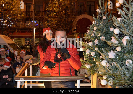 Serata parata di carnevale con i partecipanti al tema Willy Wonka nella  città spagnola della costa settentrionale di Santander Cantabria Spagna 18  febbraio 2023 Foto stock - Alamy