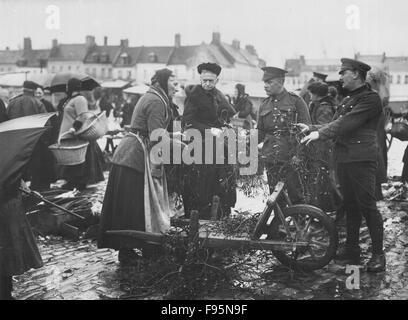 British anteriore. Soldati e civili. Foto Stock