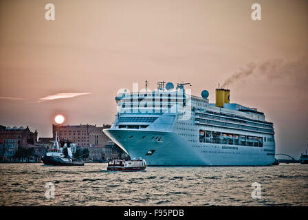 La nave di crociera lascia Venezia al tramonto Foto Stock