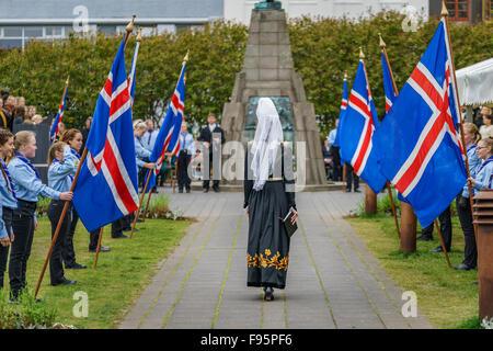 Donna vestita in islandese tradizionale costume, (Thjodbuningurinn), Giorno di indipendenza, Reykjavik, Islanda, 2015 Foto Stock