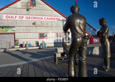 Le statue davanti al Golfo di Georgia Cannery Foto Stock