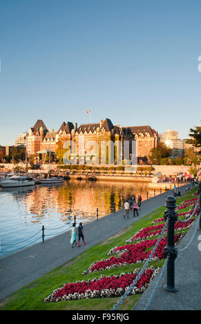 Il grand old Empress Hotel in Victoria BC è punto di riferimento sul Porto Interno. Foto Stock