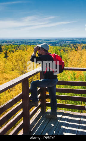 Un escursionista si ammira la vista dal Monte Baldy, il punto più alto in Manitoba, anatra montagna Parco Provinciale, Manitoba, Canada Foto Stock