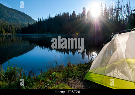 Una tenda viene impostato da un fulmine lago in Manning Park, BC, Canada Foto Stock