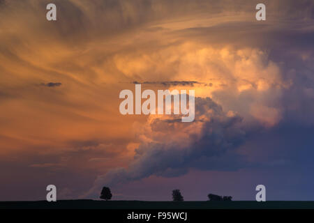 Storm cloud al tramonto vicino a Airdrie, Alberta, Canada Foto Stock
