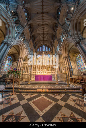 Altare maggiore nel medievale cristiana Cattedrale di Ely, Inghilterra, originariamente costruito nel settimo secolo D.C. Foto Stock