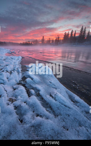 Il Fiume Bow a prua prati in Cochrane, Alberta, Canada Foto Stock