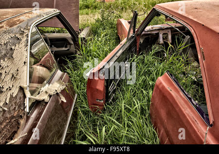 Vecchia auto nel cortile autowrecking, Trochu, Alberta Foto Stock