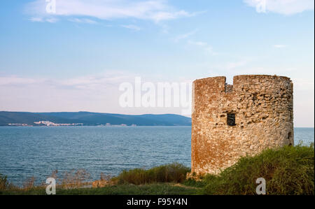 Rovinato vecchia torre in pietra a Nessebar località di villeggiatura, Bulgaria Foto Stock