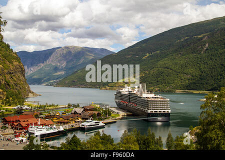 Una nave da crociera nel porto di Flåm, Norvegia Foto Stock