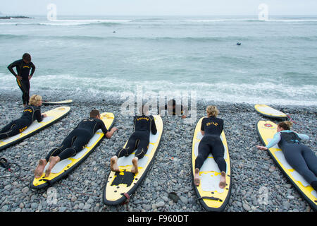 Lezioni di surf, quartiere di Miraflores, Lima, Peru Foto Stock