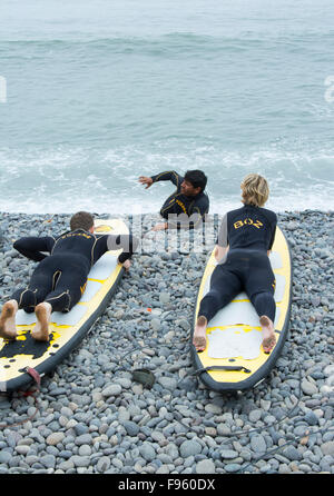 Lezioni di surf, quartiere di Miraflores, Lima, Peru Foto Stock