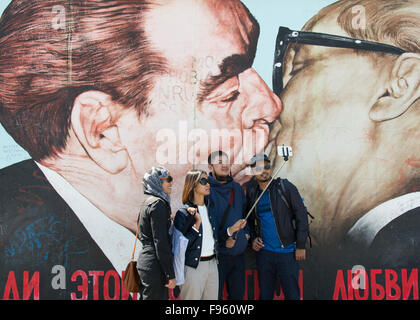 Murales formano la East Side Gallery, a 1.3 km lungo la sezione del muro di Berlino, Berlino, Germania Foto Stock