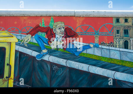 Murales formano la East Side Gallery, a 1.3 km lungo la sezione del muro di Berlino, Berlino, Germania Foto Stock