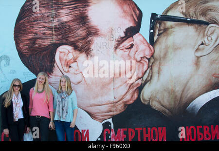 Murales formano la East Side Gallery, a 1.3 km lungo la sezione del muro di Berlino, Berlino, Germania Foto Stock