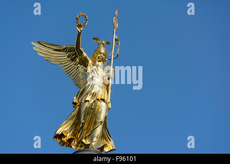 Statua dorata in cima alla colonna della vittoria o Siegessaule, progettato da Heinrich Strack, Berlino, Germania Foto Stock