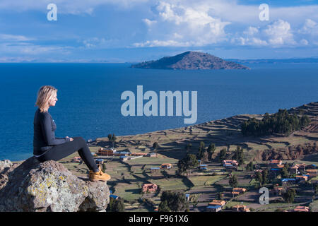 Punto di vista dall'alto dell'isola di Isola di Amantani, il lago Titicaca, Perù Foto Stock