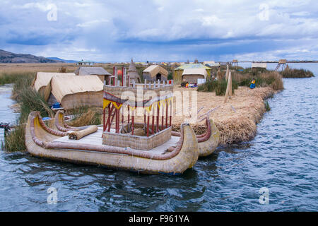 I residenti locali di reed flottante isole di Uros, il lago Titicaca, Perù Foto Stock