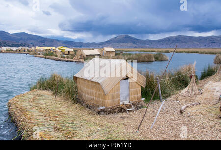 I residenti locali di reed flottante isole di Uros, il lago Titicaca, Perù Foto Stock