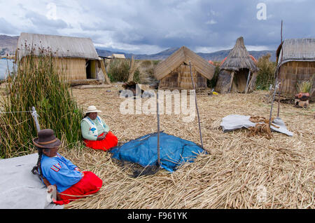 I residenti locali di reed flottante isole di Uros, il lago Titicaca, Perù Foto Stock