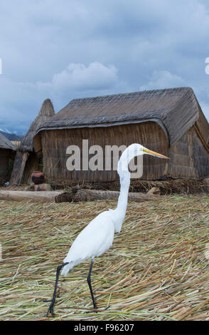 I residenti locali di reed flottante isole di Uros, il lago Titicaca, Perù Foto Stock