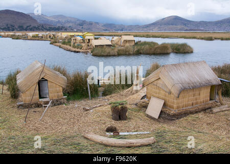 I residenti locali di reed flottante isole di Uros, il lago Titicaca, Perù Foto Stock