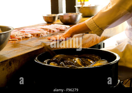 La preparazione di unagi o anguilla giapponese per i turisti al di fuori del tempio Shinshoji, Narita, Giappone Foto Stock