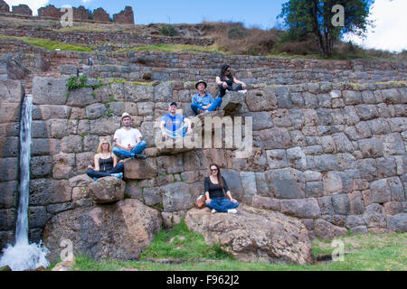 I viaggiatori a Tipón, situato a est di Cusco, sono rovine Inca, Perù Foto Stock