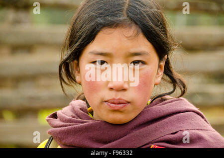 Una giovane e bella donna in posa per una foto nella valle di Phobjikha, Bhutan Foto Stock