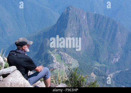 I viaggiatori in alto punto di vantaggio del Montana Machu Picchu, Perù Foto Stock