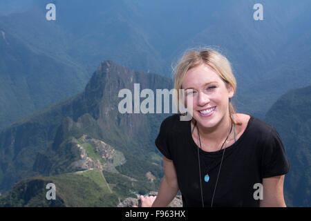 I viaggiatori in alto punto di vantaggio del Montana Machu Picchu, Perù Foto Stock
