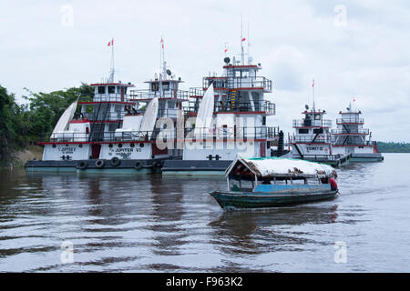 Riverside attività, Iquitos, la città più grande nella foresta pluviale peruviana e la fifthlargest città del Perù Foto Stock