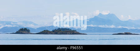 Scenic guardando verso BC Costiera montagne, l'Arcipelago di Broughton e Queen Charlotte stretto dall isola di cormorani Foto Stock