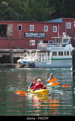 Kayakers ritorno a telegraph Cove dopo una racchetta in Johnstone Strait. Foto Stock