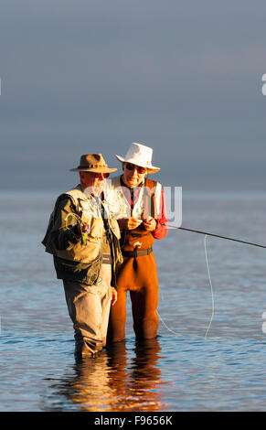 Due fly fishing buddies discutere la pesca mentre a Cluxewe Resort vicino a Port McNeill Foto Stock