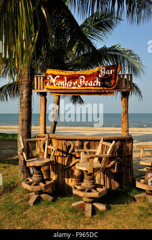Monkey Bar sulla spiaggia, Dolphin Bay, Prachuap Khiri Khan Provincia, Thailandia Foto Stock