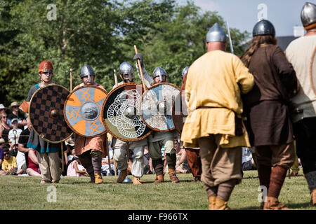 I vichinghi in battaglia rievocazione storica presso il Festival islandese di Manitoba, Gimli, Manitoba, Canada Foto Stock