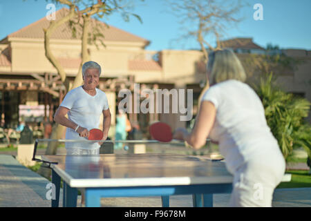 Giovane giocando a ping pong Foto Stock