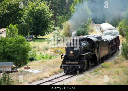 Il Kettle Valley Steam Railway, piombo da locomotiva 3716 vapori attraverso Summerland, British Columbia, Canada. Foto Stock