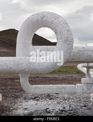 Il decadimento industriale e silice su tubi a Bjarnarflag Impianto geotermico, Islanda Foto Stock