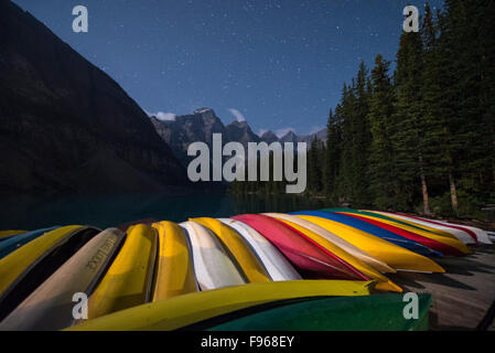 Canoe sul Lago Moraine di notte. Il Parco Nazionale di Banff, Alberta, Canada. Foto Stock
