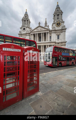 Vista della magnifica Basilica di San Paolo Cattedrale. Si trova nella parte superiore di Ludgate Hill il punto più alto della città di Londra. La cattedrale è stata costruita da Foto Stock