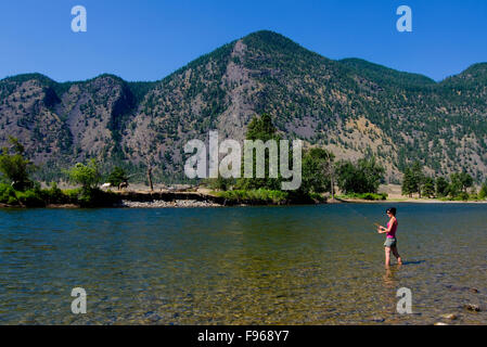 Giovane donna pesca il fiume Similkameen, vicino Keremeos, nella regione Simikameen della British Columbia, Canada Foto Stock