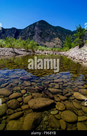 Il Rocky e scoscesi lungo il fiume Similkameen, vicino Keremeos, nella regione Simikameen della British Columbia, Canada Foto Stock