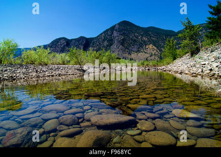 Il Rocky e scoscesi lungo il fiume Similkameen, vicino Keremeos, nella regione Simikameen della British Columbia, Canada Foto Stock